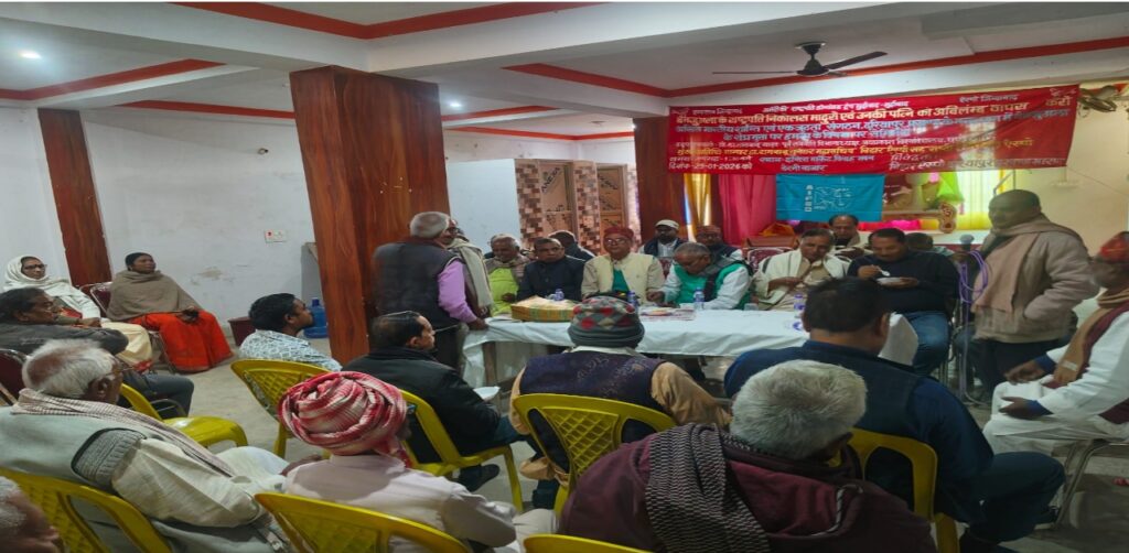 अंतर्राष्ट्रीय शांति और वेनेजुएला मुद्दे पर चर्चा करते लोग।