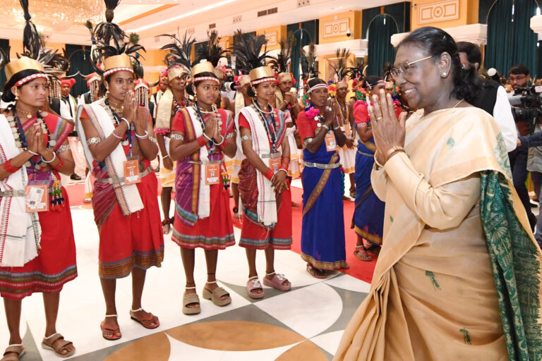 राष्ट्रपति द्रौपदी मुर्मु बस्तर मंडल के प्रतिनिधिमंडल से मुलाकात करते हुए