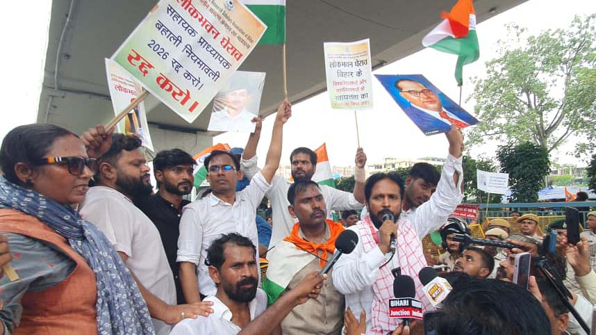 22 अगस्त को R Block चौराहे पर राजभवन मार्च के दौरान कुमुद पटेल संबोधित करते हुए