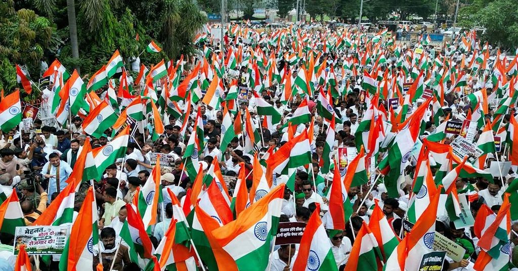 राजभवन मार्च में तिरंगा लिए राजद कार्यकर्ता