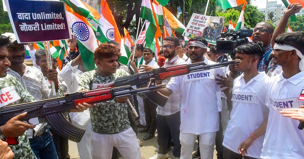 AK-47 की प्रतिकृति के साथ सीवान की घटना का प्रतीकात्मक विरोध करते RJD कार्यकर्ता