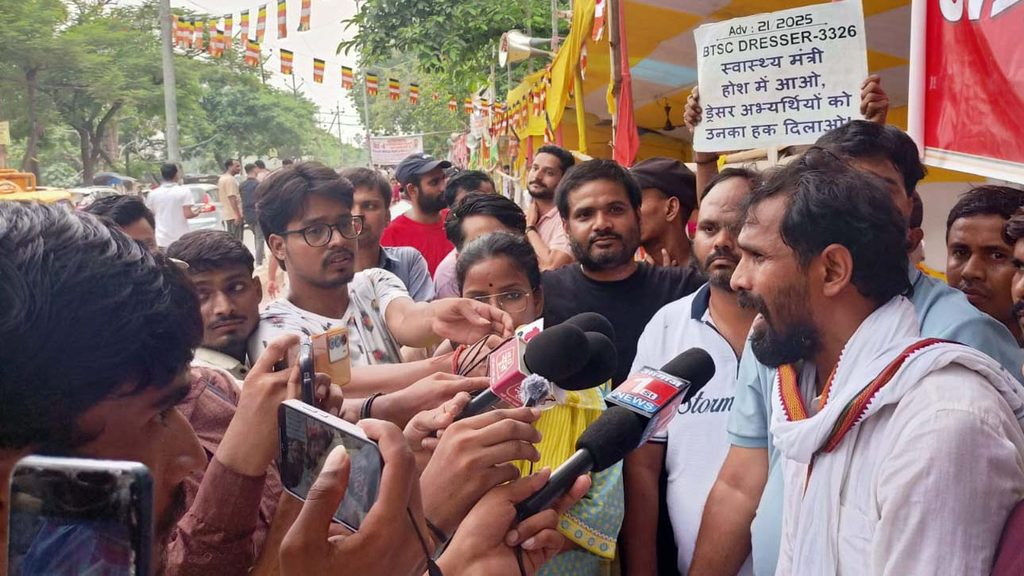 गर्दनीबाग धरना स्थल पर प्रेस कॉन्फ्रेंस करते छात्र-युवा संघर्ष मोर्चा के नेता