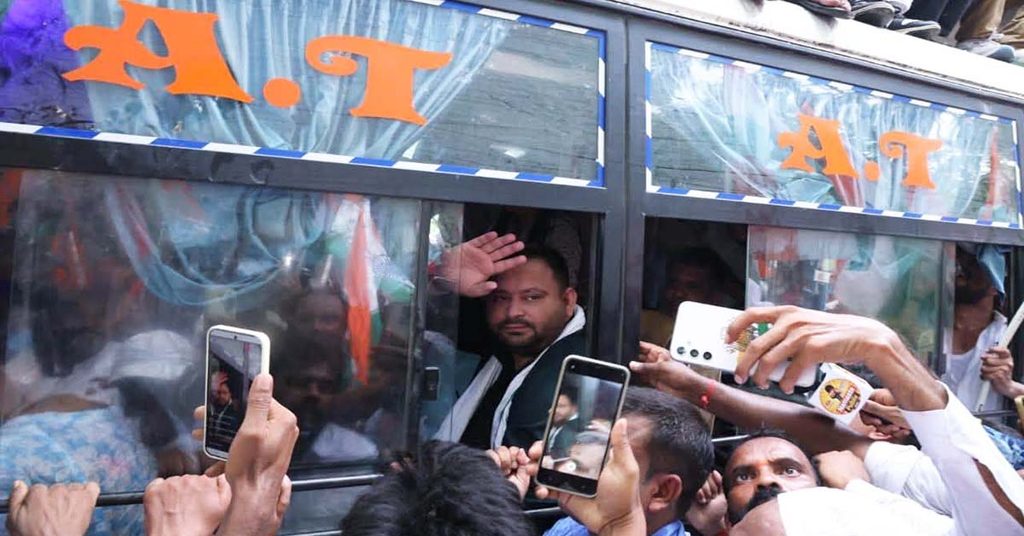 हिरासत में लिए जाने के बाद पुलिस बस में तेजस्वी यादव