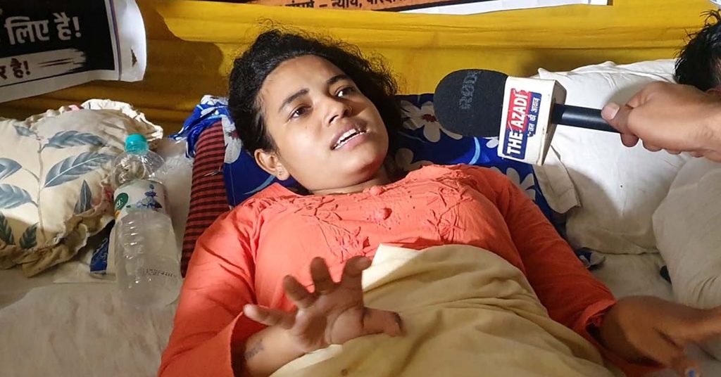 गर्दनीबाग में आमरण अनशन पर बैठीं जाह्नवी रॉय से दी आज़ादी की बातचीत