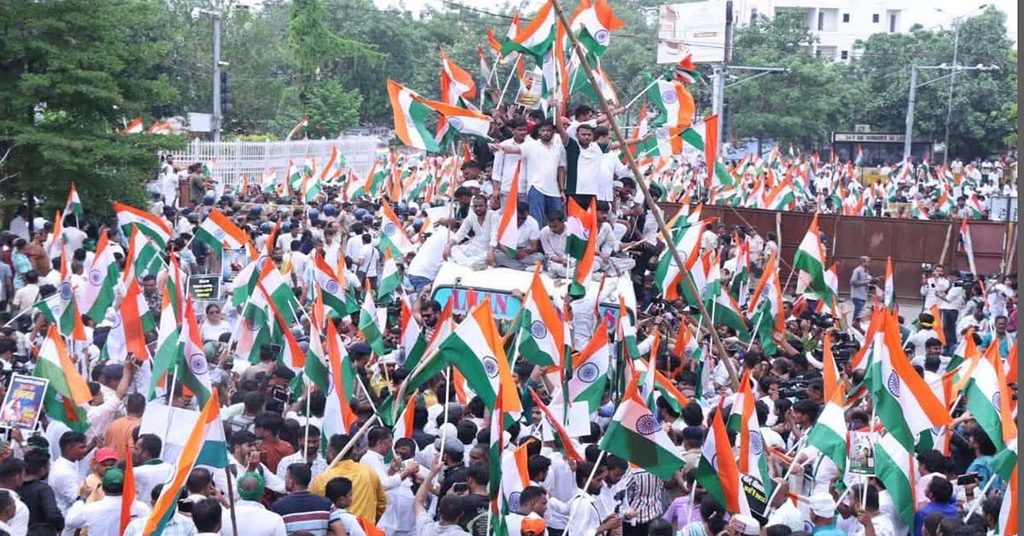 तेजस्वी यादव को थाने ले जाते समय पुलिस बस के आगे-पीछे और छत पर चढ़े समर्थक।