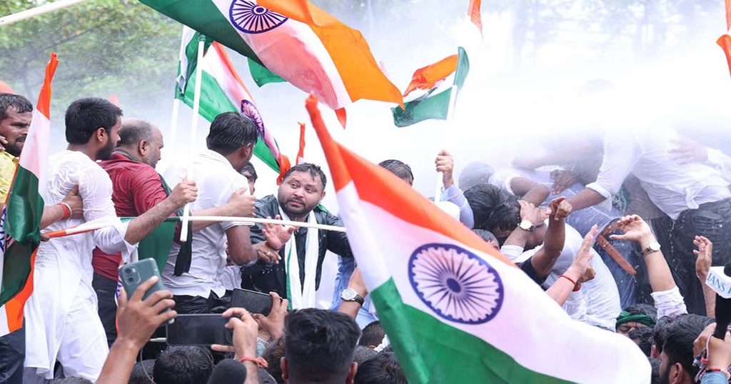 इनकम टैक्स चौराहे पर बैरिकेड पर चढ़ेतेजस्वी यादव