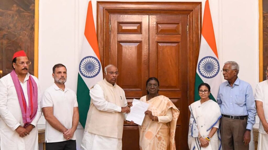 राष्ट्रपति द्रौपदी मुर्मू से मुलाकात करते INDIA गठबंधन के नेता